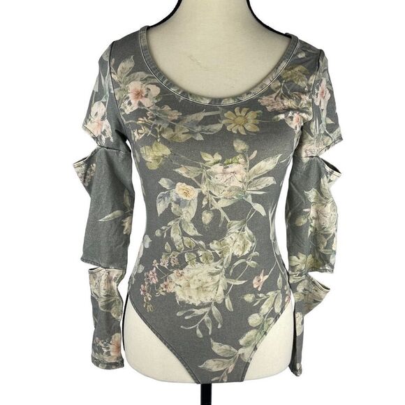 Chaser Tops - Chaser Women’s floral bodysuit top with slits on sleeves size medium